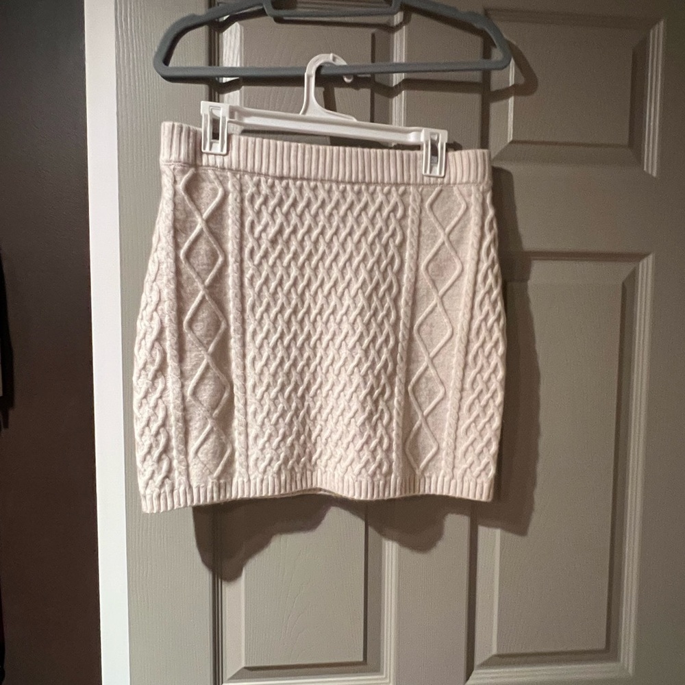 H&M mini skirt. Size medium.